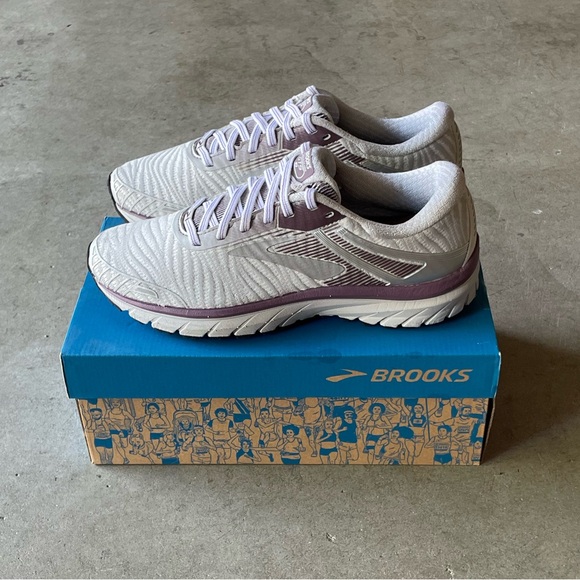 Brooks Adrenaline GTS 18 Lightweight Performance Running Sneakers 9.5 Womens - Picture 2 of 6